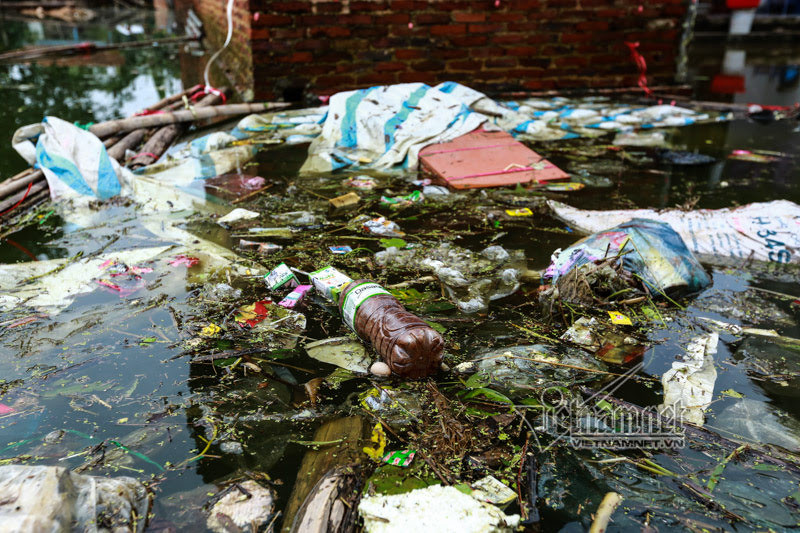 Người dân xóm Nam Hài lo lắng cho sức khỏe khi nhiều ngày tiếp xúc với nước bẩn và rác thải ô nhiễm.