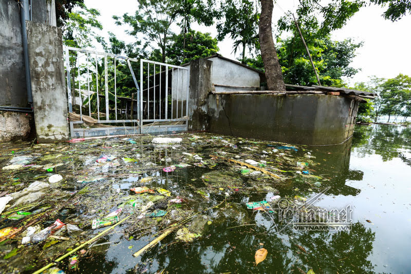 Mở cổng là thấy rác bủa vây.