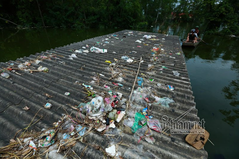 Rác tràn lên cả mái nhà.