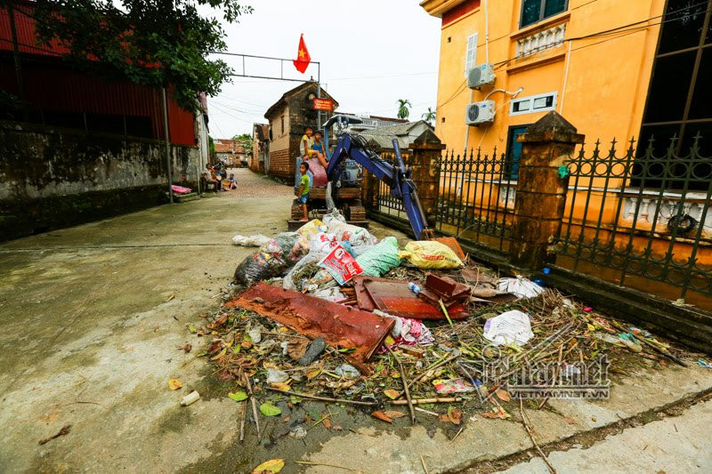 Điểm tập kết rác thải ngay trước cổng trụ sở UBND xã Nam Phương Tiến