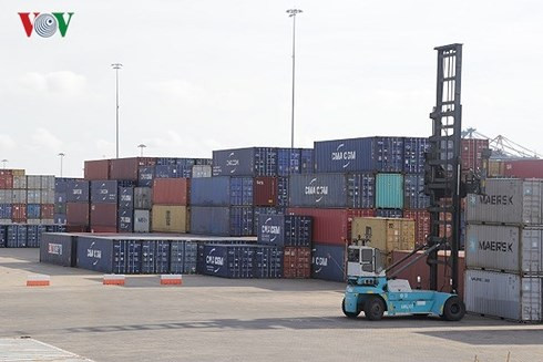Hang nghin container hang hoa ton dong tai cac cang bien