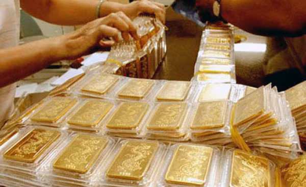 Gia vang hom nay 8/8: USD ha nhiet, vang hoi phuc thoat day