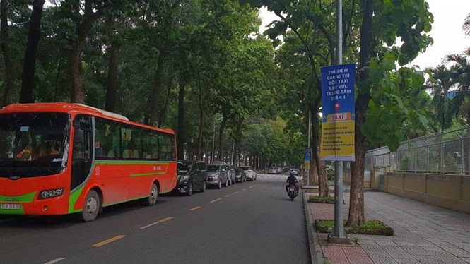 Tuy nhiên, theo quan sát của phóng viên, trong ngày đầu tiên đưa vào thí điểm, có rất ít người đến 5 điểm cố định này để đón xe.