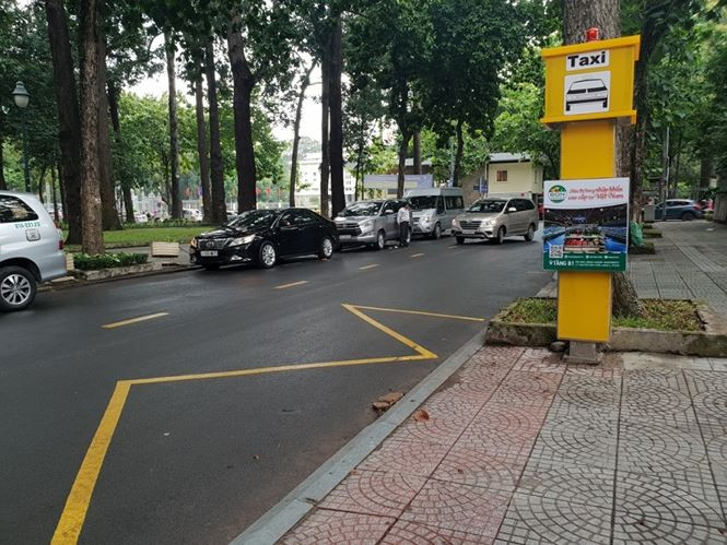 Theo một số người dân, dù hình thức đón taxi này mới nhưng có nhiều điểm bất tiện vì phải đi bộ đến điểm này để đón xe như trạm xe buýt. Trong khi người dân đi taxi là do tính cơ động và thuận tiện.
