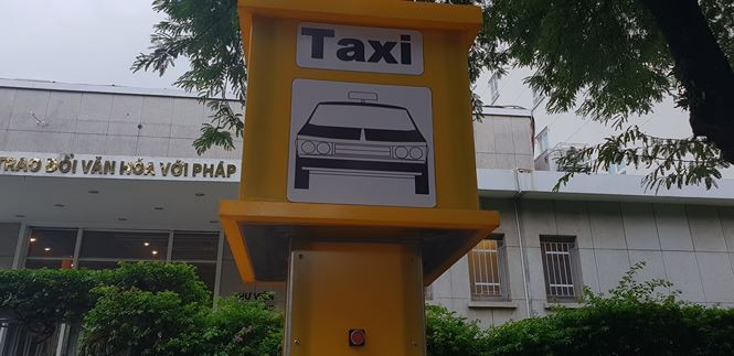 Khi muốn đi taxi, hành khách chỉ cần đến các điểm cố định này bấm nút đỏ sẽ có xe đến đón.