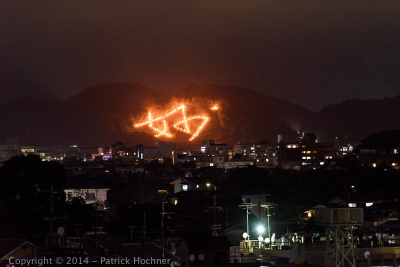 Lễ hội Vu Lan ở Nhật bản được gọi là Obon, diễn ra từ ngày 15/8 và kéo dài 3 ngày. Tâm điểm của sự kiện này là lễ dâng lửa diễn ra ở cố đô Tokyo vào tối ngày 16/8. Ảnh; Patosan.