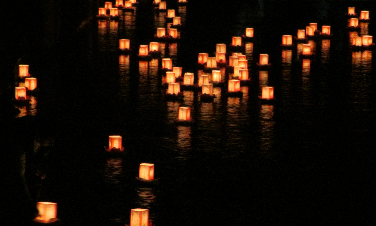 Lễ hội kết thúc với nghi thức Toro Nagashi (thả thuyền giấy) trên sông để tiễn đưa linh hồn những người quá cố trở về thế giới của họ. Ảnh: JapanWalkerSea.