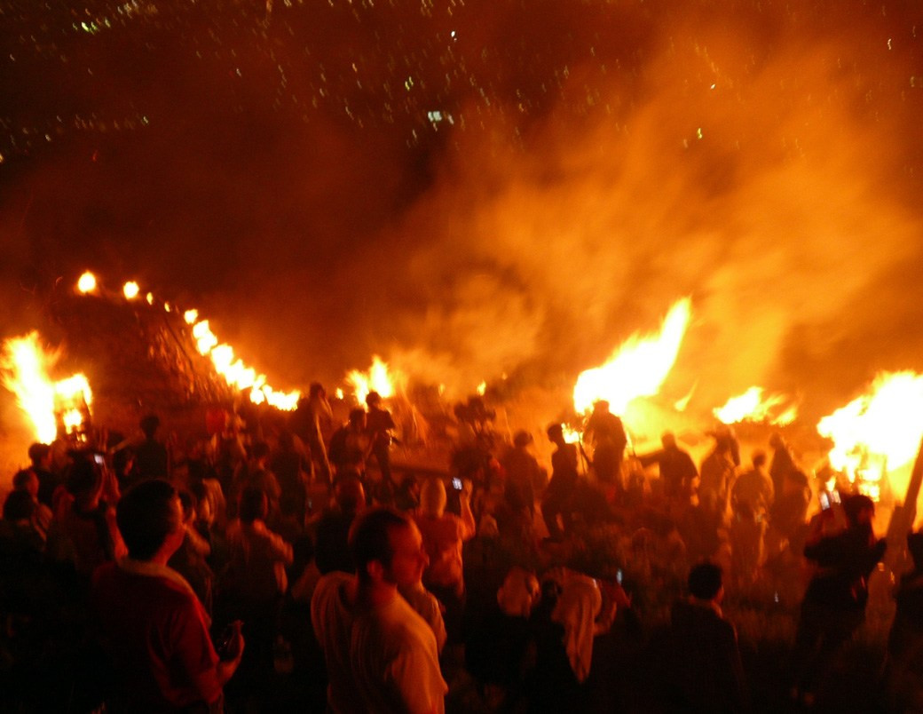 Trong khi dâng lửa mùa Vu Lan, cả những người tham gia đốt lửa và những người đi xem đều gửi những lời cầu nguyện đến tổ tiên qua ánh sáng của ngọn lửa. Ảnh: Welcome-to-KYOTO .com.