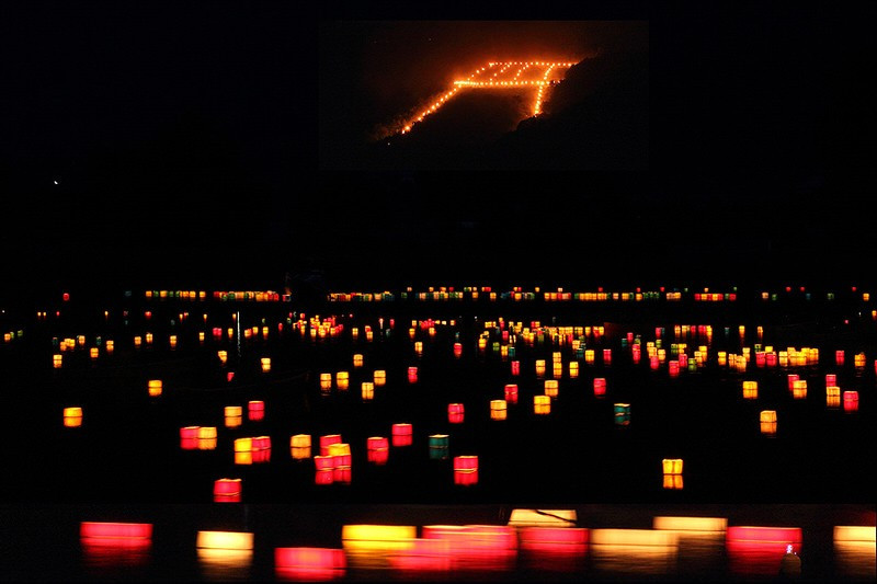 Lễ dâng lửa sẽ kết thúc bằng đám lửa có hình Torii, có nghĩa là Cổng lên trời. Ảnh: Goin' Japanesque!.