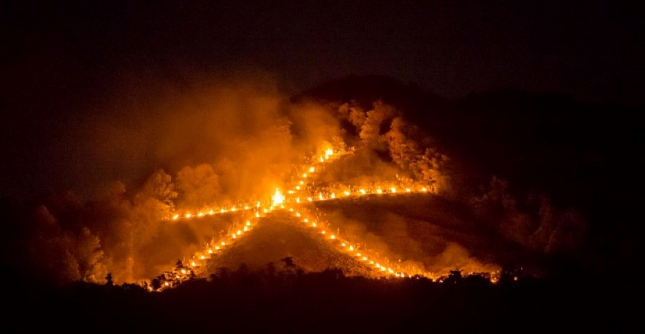 Ngọn lửa đầu tiên được thắp là chữ Đại (Daimonji). Ảnh: Japan Info.