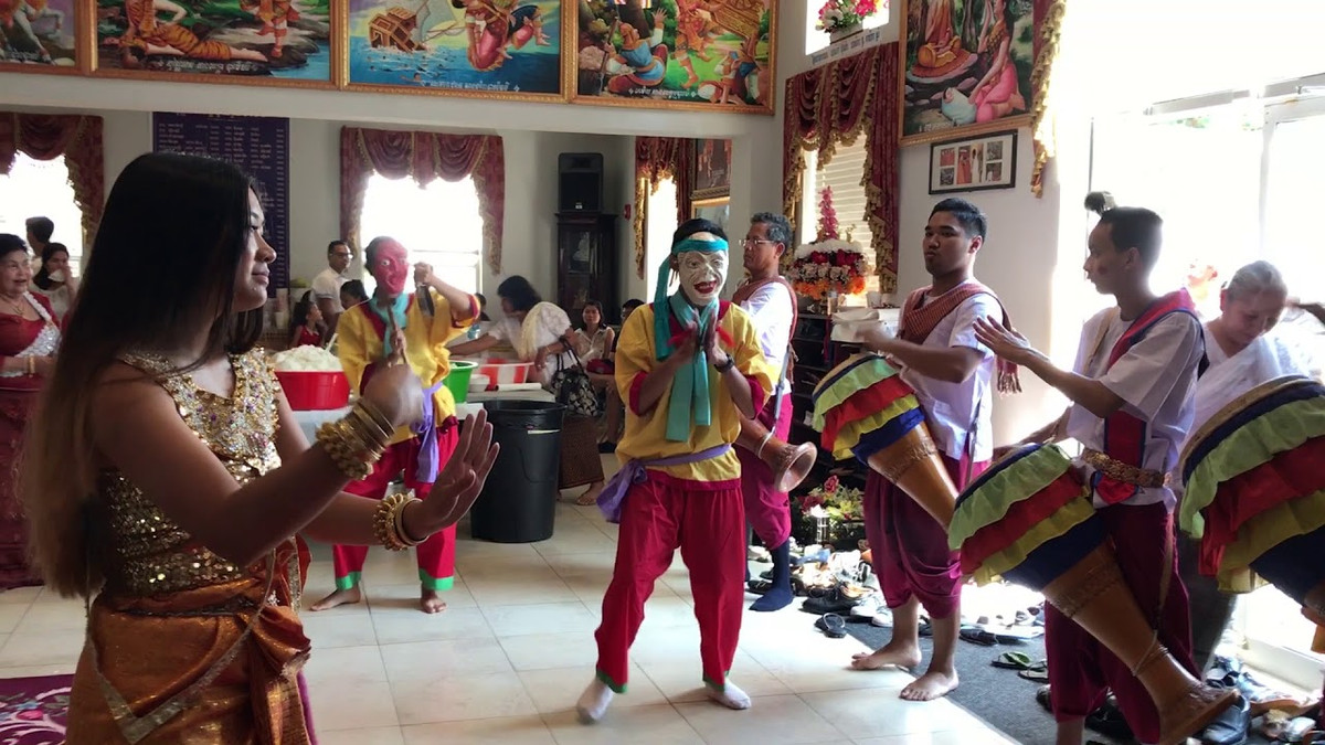 Trong suốt mùa lễ hội còn có các nghệ sĩ trình diễn những điệu nhạc truyền thống. Kết thúc lễ hội sẽ có hoạt động đua trâu. Trâu sẽ được trang điểm đeo mặt nạ nhiều màu sắc trước khi vào đường đua. Ảnh: YouTube.