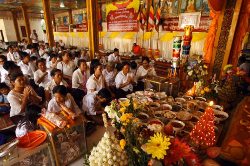 Lễ hội Pchum Ben được diễn ra với nhiều ý nghĩa quan trọng đối với người dân Campuchia: một là xin sự tốt lành cho bản thân mình, thứ hai là xin sự bình an cho người thân và thứ ba là để bày tỏ lòng tôn kính trọng và biết ơn của mình đối với ông bà tổ tiên. Ảnh: Deccan Chronicle.