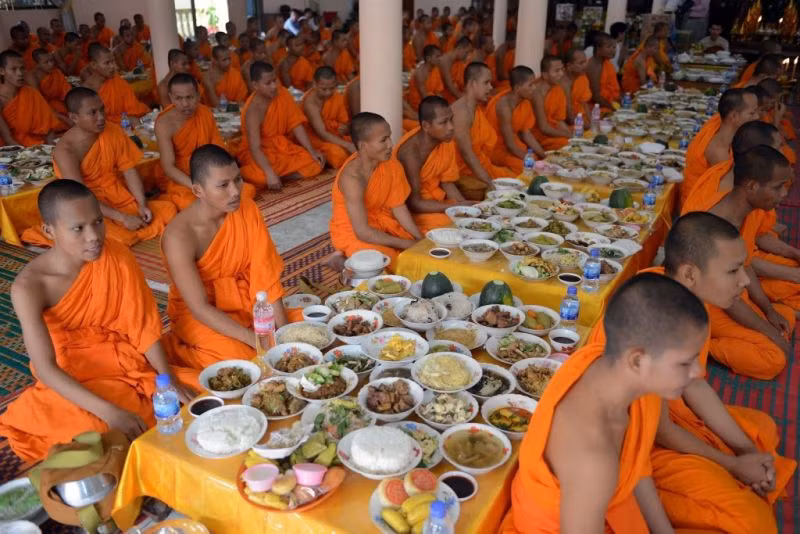 Bên cạnh đó, một việc làm không thể bỏ qua trong mùa lễ hội Pchum Ben của người Campuchia đó là cúng dường phẩm vật lên chư tăng. Ảnh: Phare.