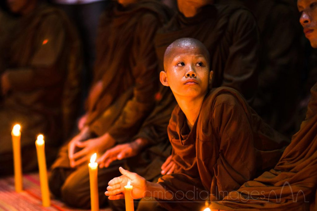 Trong mùa lễ hội, chư tăng thay phiên nhau tụng kinh bằng tiếng Pali liên tục không ngừng nghỉ suốt cả ngày và đêm để cầu nguyện và cứu độ những vong linh đã quá vãng. Ảnh: Photography Tours Angkor Wat.