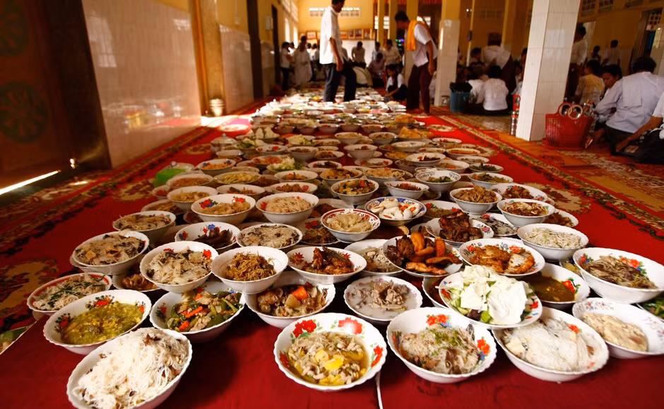 Ngoài việc tụng kinh siêu độ vong linh, người dân Campuchia còn dâng phẩm vật lên cúng tổ tiên, ông bà đã quá vãng. Ảnh Phnom Penh Spotlight.