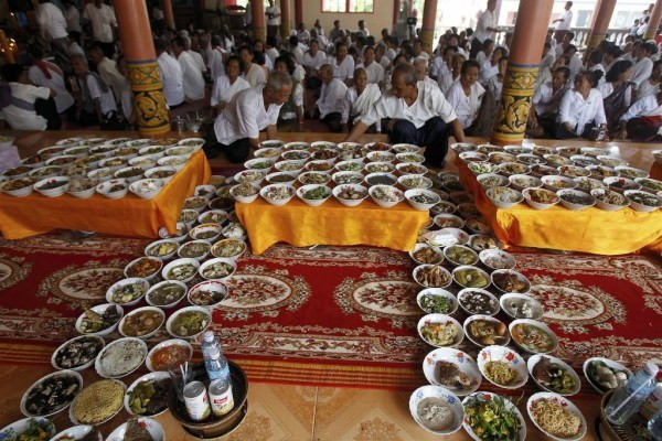 Để tổ chức lễ cúng dường chư tăng trong ngày Pchum Ben, người dân địa phương sẽ ăn vận thật đẹp, nô nức tới chùa với các món đồ ăn, hoa quả, bánh gạo nếp và quà cho các nhà sư được chuẩn bị kỹ lưỡng. Ảnh Navutu Dreams Resort &amp; Wellness Retreat.