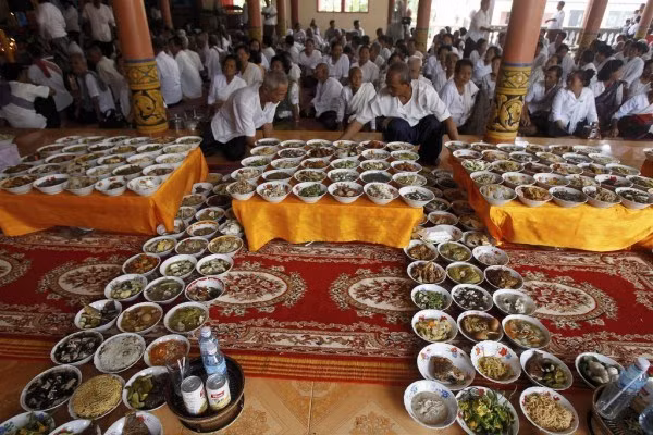 Để tổ chức lễ cúng dường chư tăng trong ngày Pchum Ben, người dân địa phương sẽ ăn vận thật đẹp, nô nức tới chùa với các món đồ ăn, hoa quả, bánh gạo nếp và quà cho các nhà sư được chuẩn bị kỹ lưỡng. Ảnh Navutu Dreams Resort &amp; Wellness Retreat.