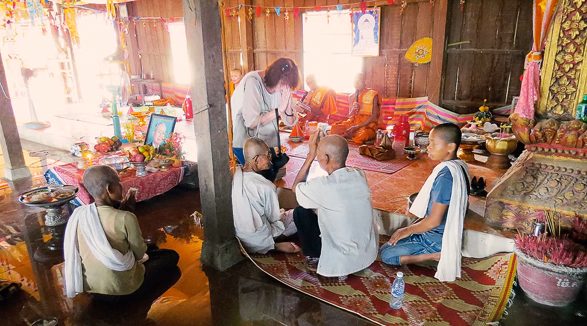 Ngoài ra, trong lễ hội này, người dân Campuchia còn giúp đỡ những người nghèo và người tàn tật... để tích góp công đức, và họ cũng tin rằng việc làm này sẽ giúp cho các linh hồn tổ tiên được siêu thoát. Ảnh Visit Angkor Wat.