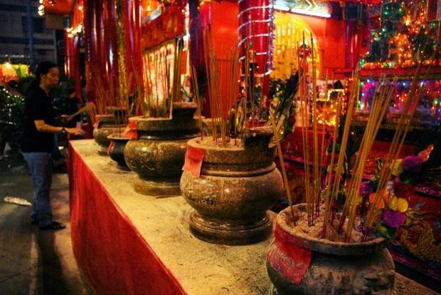 Vào dịp này các linh hồn, bao gồm cả của tổ tiên đã qua đời, sẽ trở về từ các cõi âm để thăm người sống. Vì vậy các con cháu sẽ bày tỏ lòng tôn kính đối với họ. Ảnh: Easy Tour China.