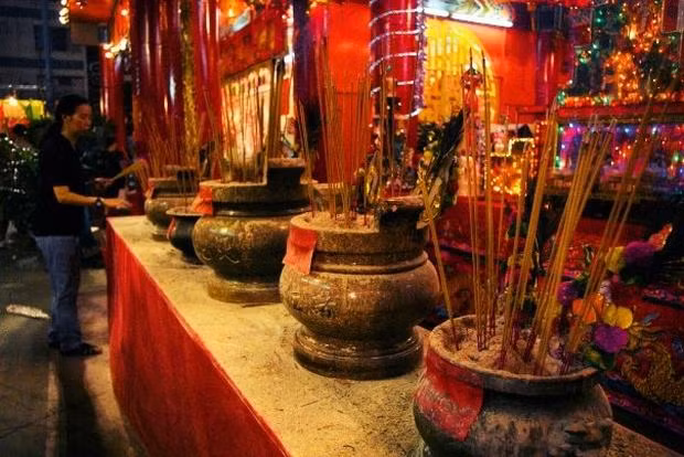 Vào dịp này các linh hồn, bao gồm cả của tổ tiên đã qua đời, sẽ trở về từ các cõi âm để thăm người sống. Vì vậy các con cháu sẽ bày tỏ lòng tôn kính đối với họ. Ảnh: Easy Tour China.