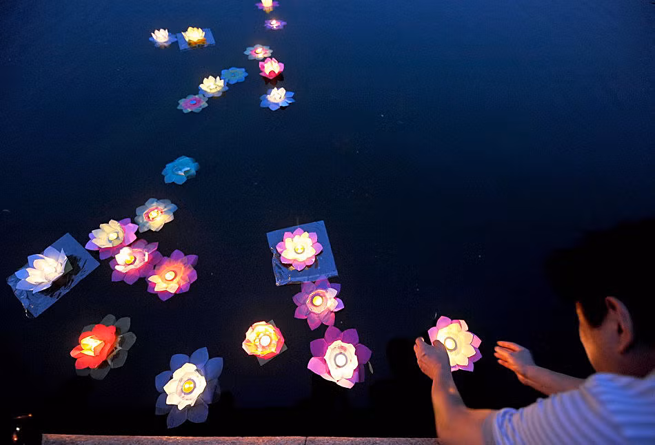 Tùy từng địa phương mà lễ hội Vu Lan cũng diễn ra với những điểm khác biệt. Tại Giang Tô, người ta thả bốn chiếc thuyền trên sông, chở theo Kinh Phật, những đồng tiền làm bằng giấy thiếc, đèn lồng và đồ ăn cúng lễ cho cô hồn. Ảnh: China Holiday.