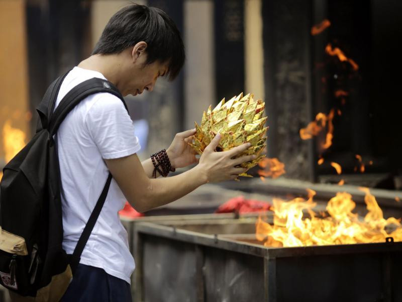 Theo tín ngưỡng của người Trung Quốc, tháng 7 Âm lịch là thời gian mở cổng địa ngục và các linh hồn trở về dương gian. Rằm tháng 7 Âm lịch còn được gọi là lễ hội Vu Lan hay Tết Trung Nguyên. Ảnh: Hindustan Times.