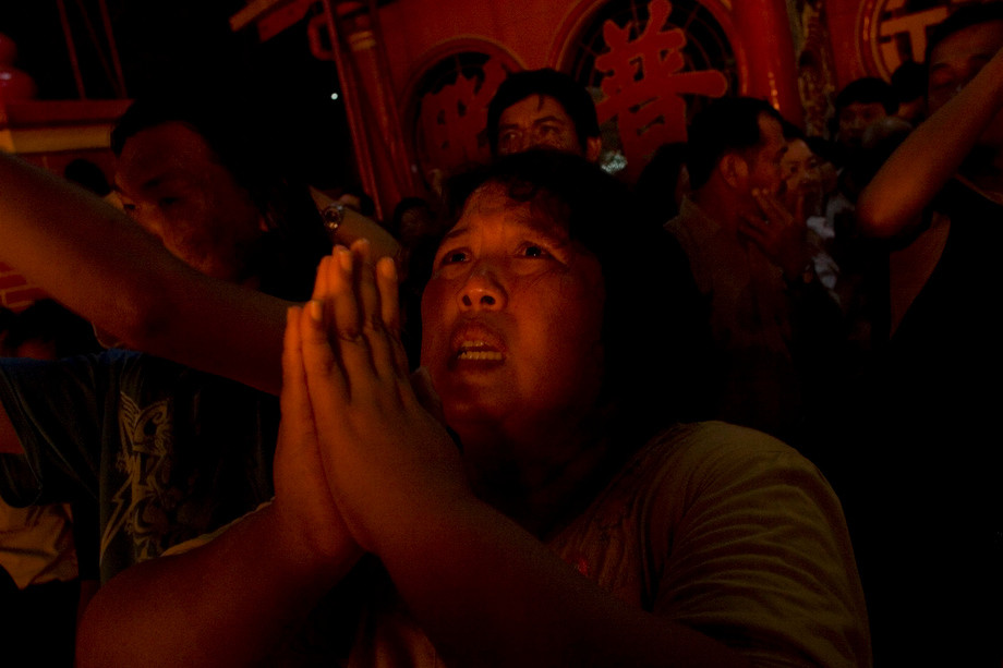 Ở Phúc Kiến, tất cả những phụ nữ đã lấy chồng dù ở nơi nào cũng phải về tặng quà cho cha mẹ, món quà đó được đặt trong chiếc hòm hoặc rương, gồm quần áo mũ mão. Ảnh: Invisible Photographer Asia.