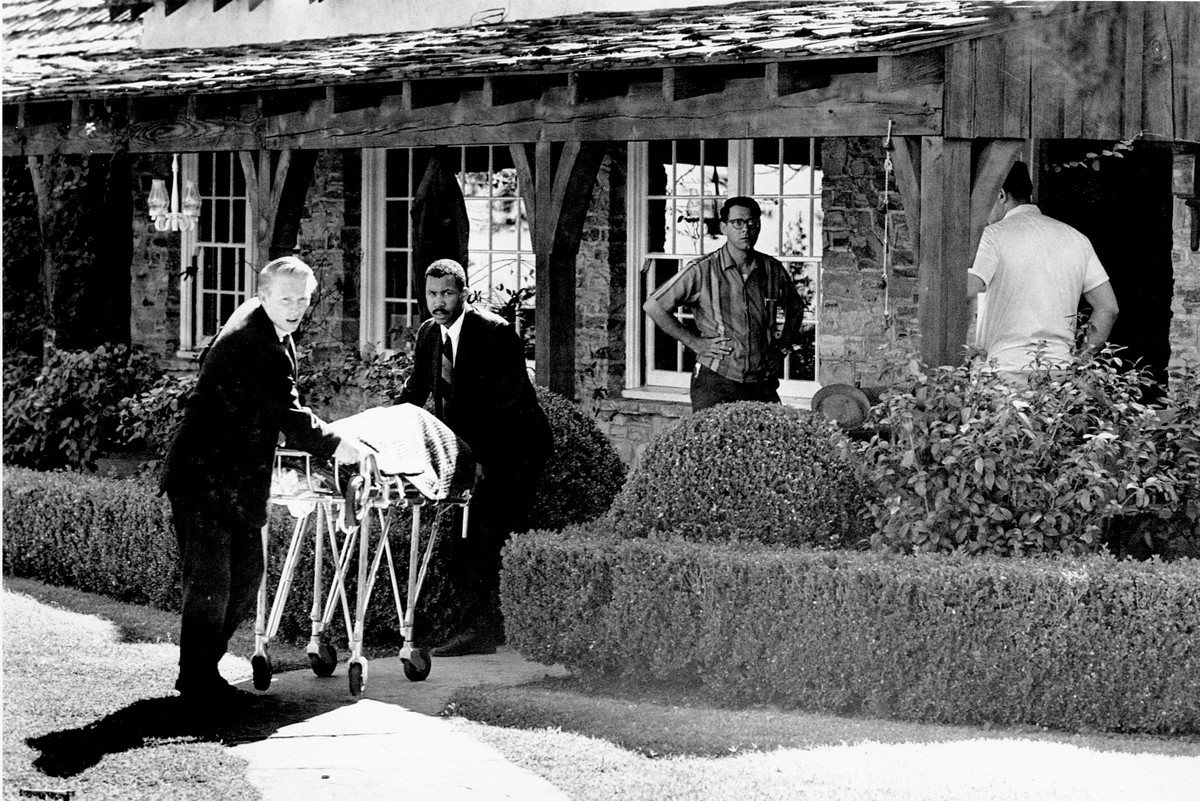 Sáng hôm sau, người giúp việc đến và nhìn thấy một cảnh tượng kinh hoàng: Bốn cái xác đẫm máu nằm rải rác trong nhà, tất cả đều bị đâm và bắn chết. Một thanh niên cũng được phát hiện bị bắn chết ở lối vào, được xác định là bạn của người làm vườn cho nhà Sharon. Ảnh: GQ.