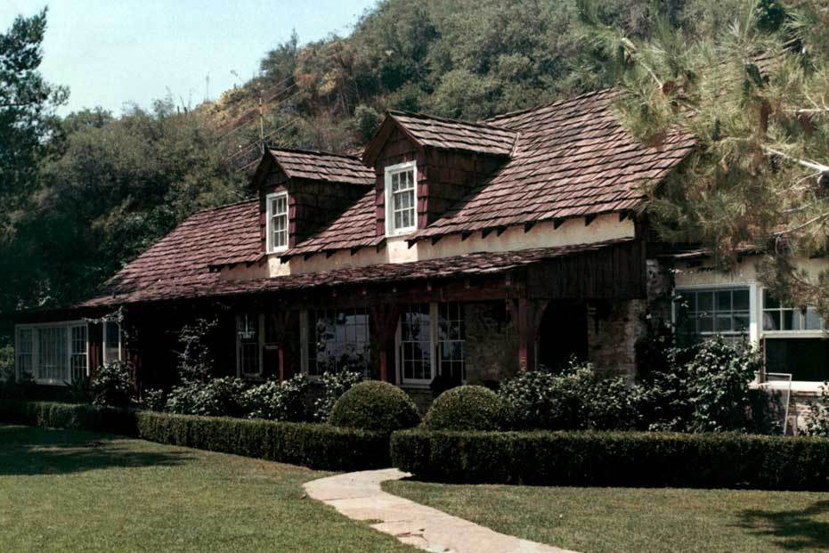 Buổi tối định mệnh đó, Sharon Tate đã từ chối lời mời tới một bữa tiệc mừng và thay vào đó cô đã đi ăn tối cùng ba người bạn thân là Jay Sebring, Wojtek Frykowski và Abigail Folger. Vào 22h30, cả bốn người quay lại nhà Sharon trên đường Cielo Drive. Ảnh: Rock N Roll.