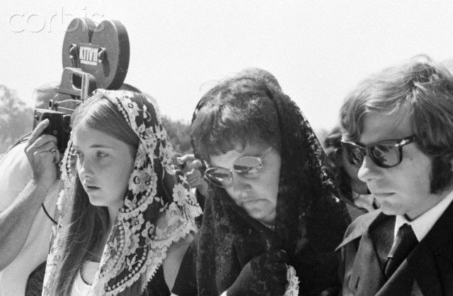 Lễ tang của Sharon Tate đã có hơn 200 người đến tiễn đưa, trong đó có nhiều minh tinh hàng đầu Hollywood. Cả nước Mỹ đau đớn tiếc thương cho một tài năng mới chớm nở nhưng đã tàn lụi một cách phũ phàng. Ảnh: Pinterest.