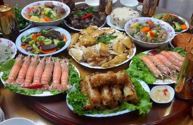 Nhân gian vào những ngày này sẽ thực hiện một lễ cúng được gọi là cúng cô hồn hay cúng chúng sinh, với mục đích là cúng tế cho các linh hồn trở lại dương gian. Ảnh: 24h.