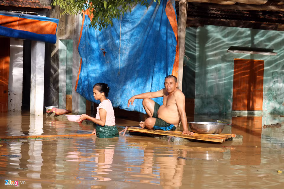 Mưa lũ cũng khiến cho cuộc sống của người dân cũng bị đảo lộn, phải chịu cảnh sinh hoạt tù túng, bức bách. Trong hình là vợ chồng ông Hoàng Văn Thắng (ở khối 1, thị trấn Đô Lương, huyện Đô Lương) đang chật vật chống chọi với cơn lũ. Ngày 20/8, nhà ông Thắng bị ngập hơn 1 m.