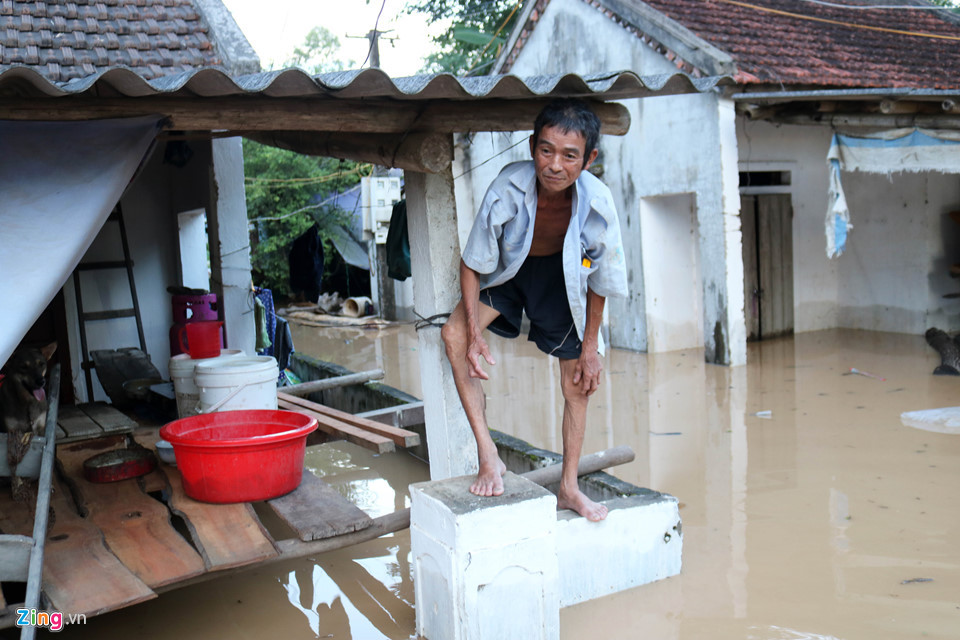 Người dân vùng lũ đang mong chờ nước rút từng ngày để trở lại cuộc sống bình thường.