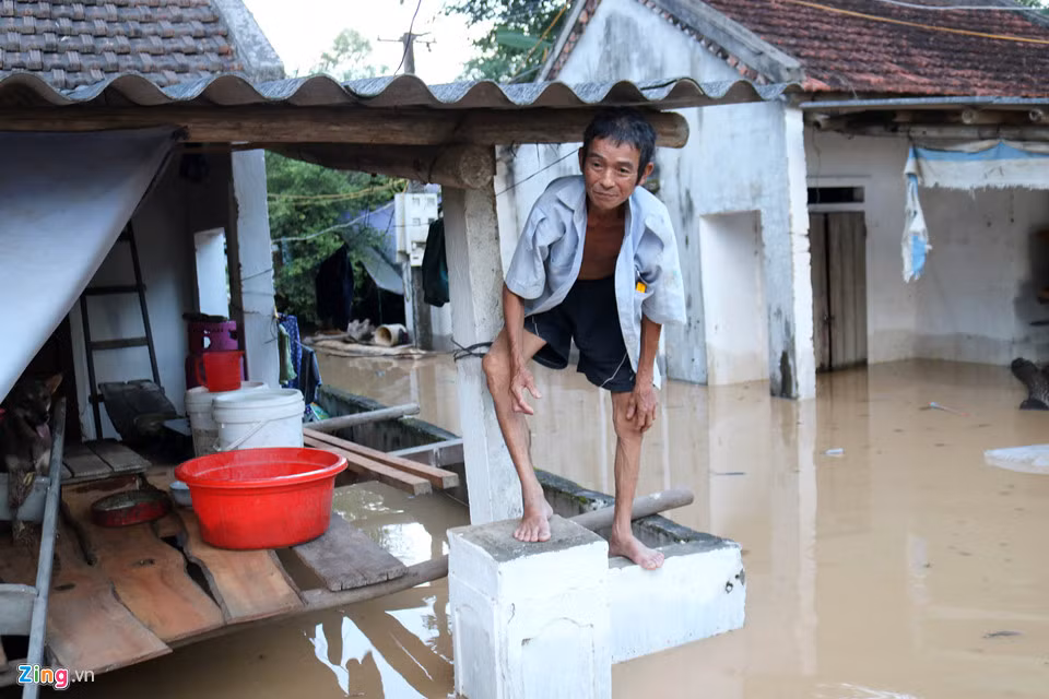 Người dân vùng lũ đang mong chờ nước rút từng ngày để trở lại cuộc sống bình thường.