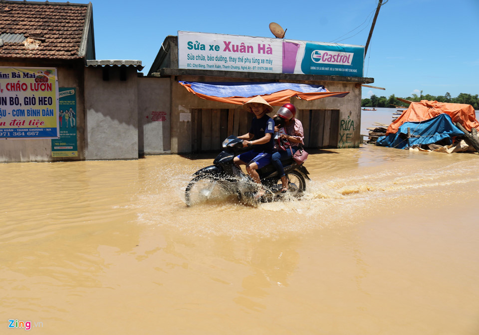 Nhiều người vẫn lao xe đi trên nước lũ chảy mạnh, bất chấp nguy hiểm.
