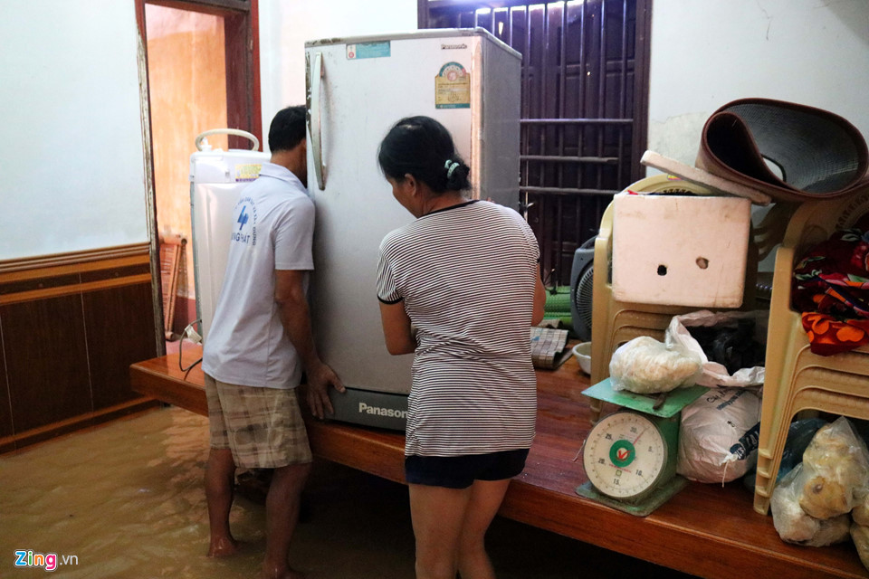 Lũ lên nhanh, bà con không kịp trở tay. Người dân vất vả chống chọi với nước lũ suốt ngày đêm, từ kê cao, di chuyển vật dụng, trâu bò, lợn gà…, thậm chí phải di chuyển đến nơi ở của người thân để tránh lũ. Đến ngày 21/8, nước lũ đã rút nhưng vẫn còn ở mức cao.