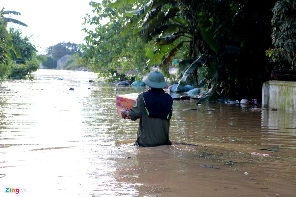 Một người dân đi nhận quà từ thiện về. Theo ông Nguyễn Văn Hạnh - Bí thư, khối trưởng khối 1 thị trấn đô lương, đợt lũ này thị trấn có189 hộ dân bị ngập lụt, trong đó khối 1 có 169 hộ. Đến ngày 21/8, phần lớn nước lũ đã rút, chỉ còn một số hộ bị ngập do ở vùng trũng.