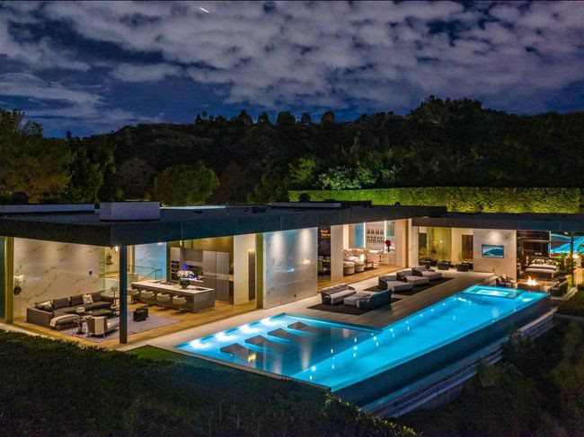 Hiện tại, mức giá mà chủ nhân dinh thự, ông Nile Niami, yêu cầu là 79,9 triệu đô la (~1.854 tỷ đồng), tăng 20 triệu đô la so với con số 59,9 triệu đô la (~1.389 tỷ đồng) vào tháng 5 năm 2019.