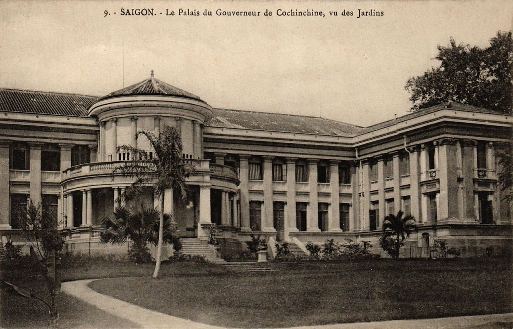 Dinh Gia Long nhìn từ vườn phía sau. Trong lịch sử tồn tại, dinh thự đã rất nhiều lần đổi chủ, được sử dụng vào nhiều mục đích khác nhau như bảo tàng, dinh thống đốc, dinh khâm sai, dinh tổng trấn, dinh thủ tướng… Tên gọi Dinh Gia Long có từ năm 1954, do Quốc trưởng Bảo Đại đặt.