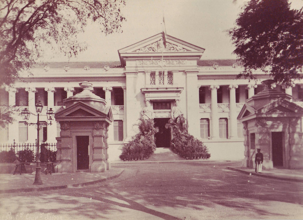 Cận cảnh hai trụ cổng của Dinh Gia Long, khoảng năm 1880-1890 (hai trụ này bị dỡ bỏ ít năm sau khi Dinh được xây). Tòa nhà có diện tích mặt bằng rộng hơn 1.700 m², gồm hai tầng với một tòa nhà chính và hai dãy nhà ngang, thiết kế theo phong cách cổ điển – phục hưng, kết hợp Âu – Á.