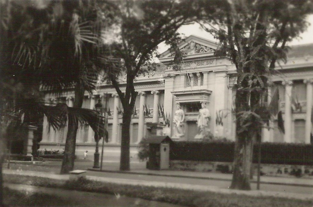 Dinh Gia Long nhìn từ đường De Lagrandière, nay là đường Lý Tự Trọng. Từ năm 1955, tòa nhà này được dùng làm Dinh Quốc khách. Ngày 27/2/1962, Dinh Độc Lập bị ném bom, Ngô Đình Diệm chuyển sang Dinh Gia Long và ở đây cho đến ngày bị đảo chính lật đổ vào tháng 11/1963.