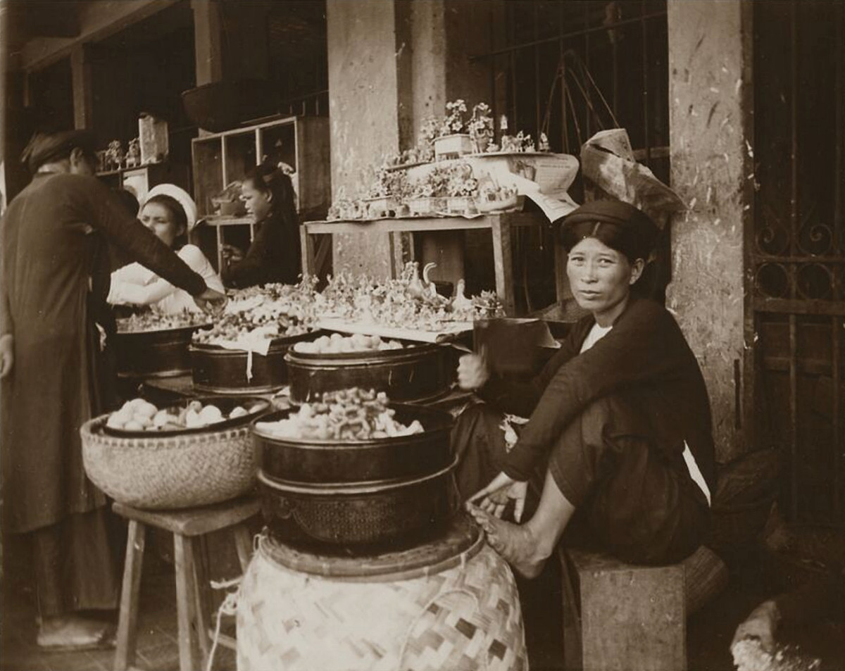 Cửa hàng bánh và đồ chơi bằng bột trộn màu cho trẻ em vào dịp Tết Trung thu. Đồ chơi bằng bột vừa dùng để chơi, vừa có thể ăn được nên trẻ em rất thích.