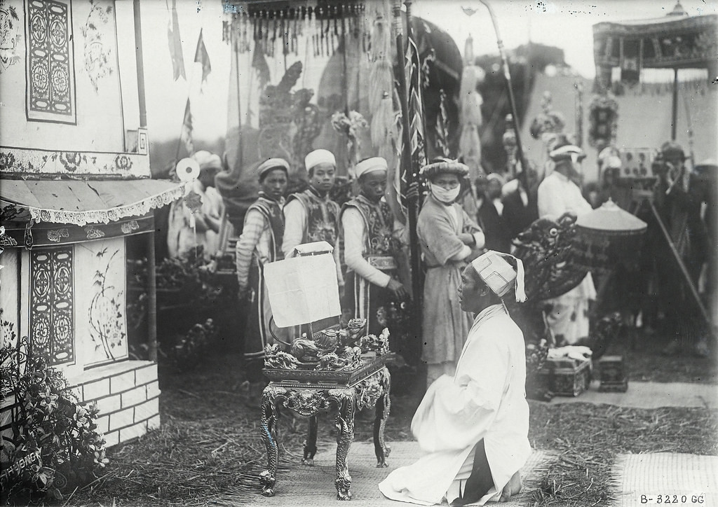 Đại diện của gia đình cầu khấn trong tang lễ.