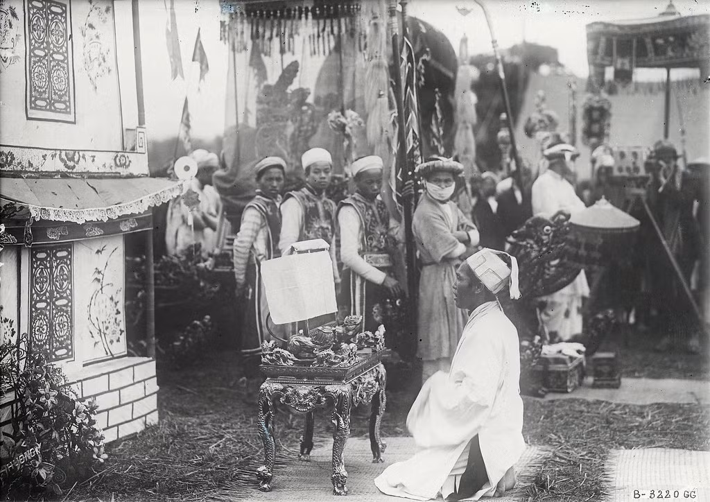 Đại diện của gia đình cầu khấn trong tang lễ.