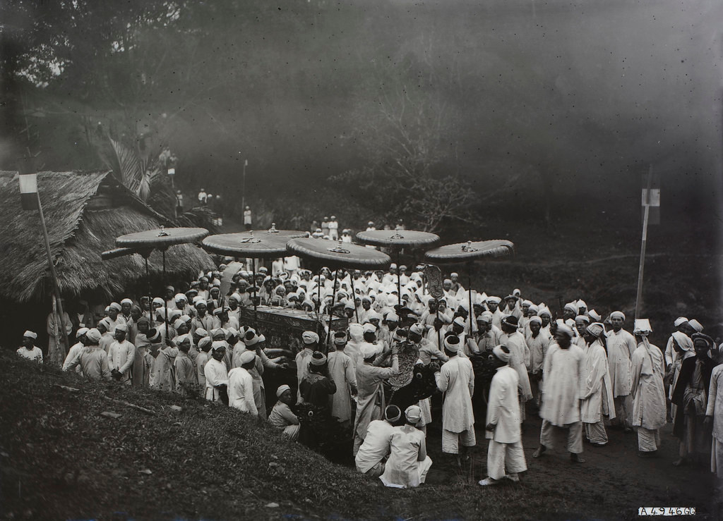 Đoàn người đeo khăn tang trắng đứng quanh quan tài của ông Tổng đốc trong đám tang.