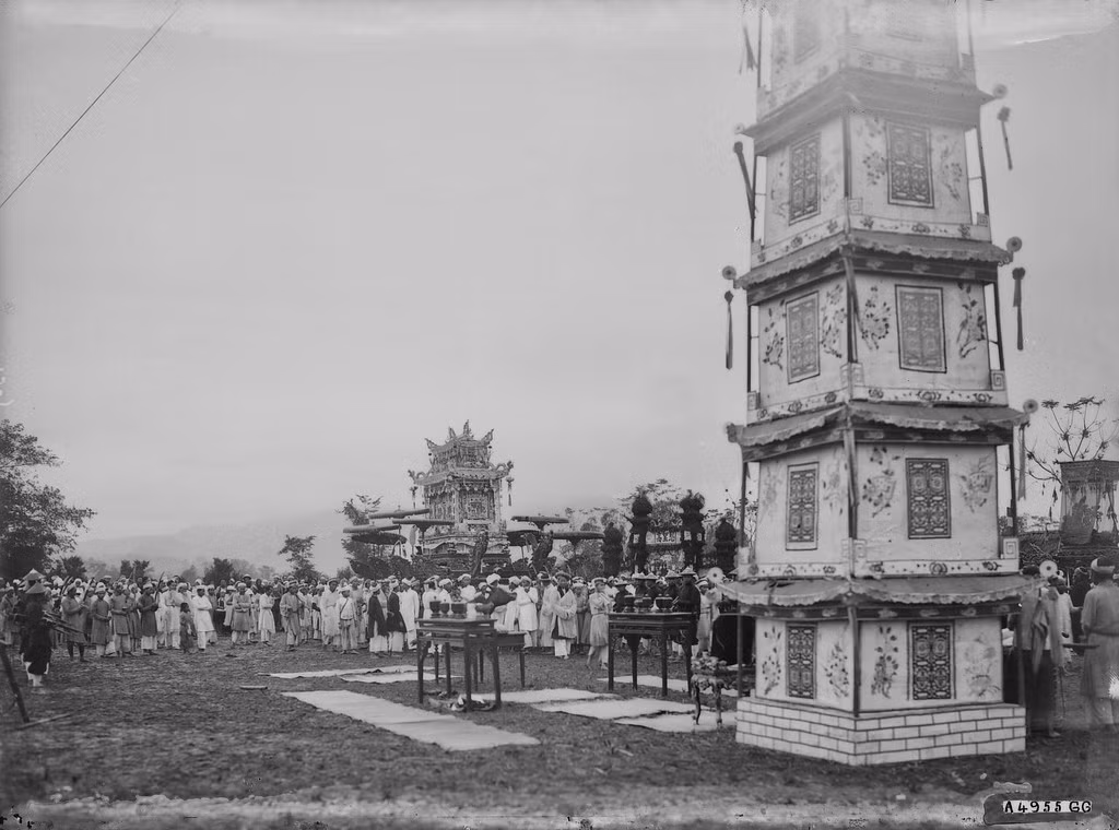 Các mô hình chùa tháp bằng giấy cỡ lớn được bày biện trong đám tang Tổng đốc tỉnh Hòa Bình.