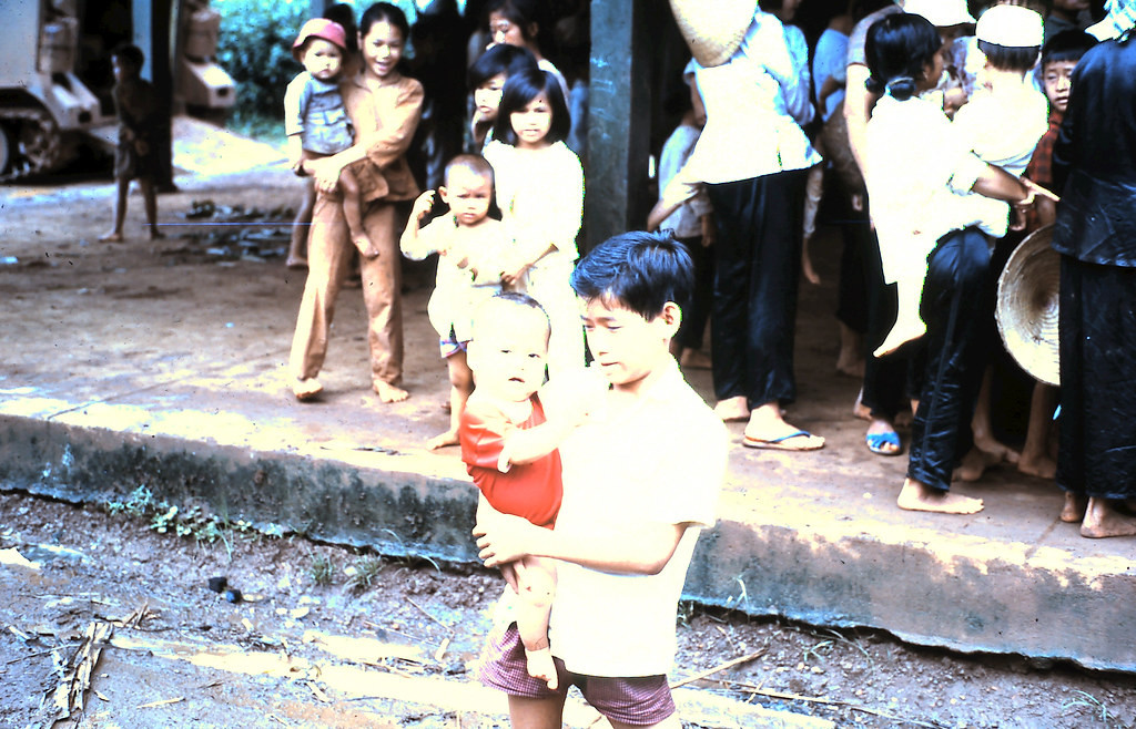 Các cô bé, cậu bé bế trên tay những đứa em nhỏ, Phan Thiết năm 1968.