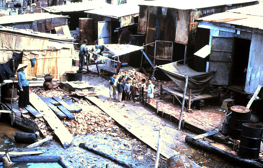 Một nhóm trẻ em tụ tập trước sân nhà tại một làng chài ở Phan Thiết.