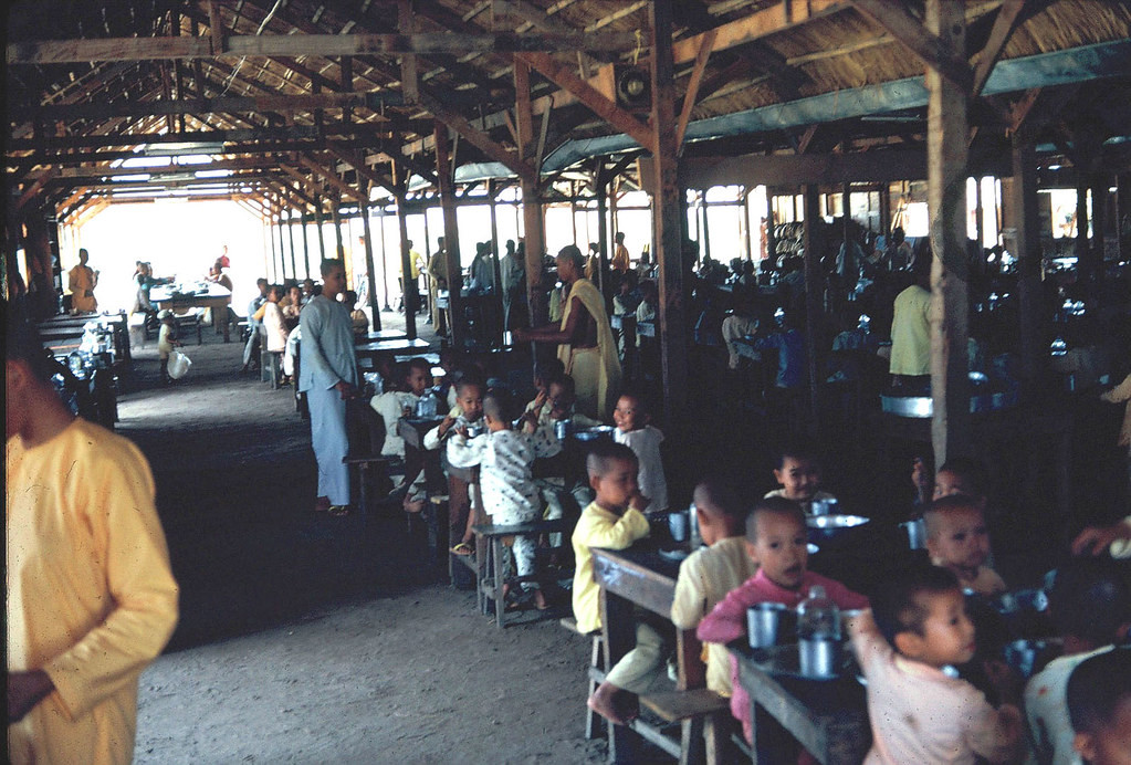 Trẻ em trong nhà ăn của làng cô nhi Long Thành, Đồng Nai năm 1968.