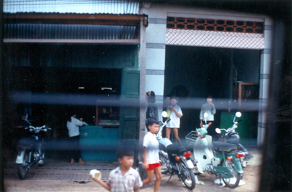 Những đứa trẻ bên hè phố ở Biên Hòa năm 1969.